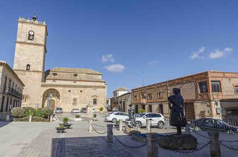Toledo - El Toboso 04 - iglesia parroquial y monumento a Dulcinea.jpg